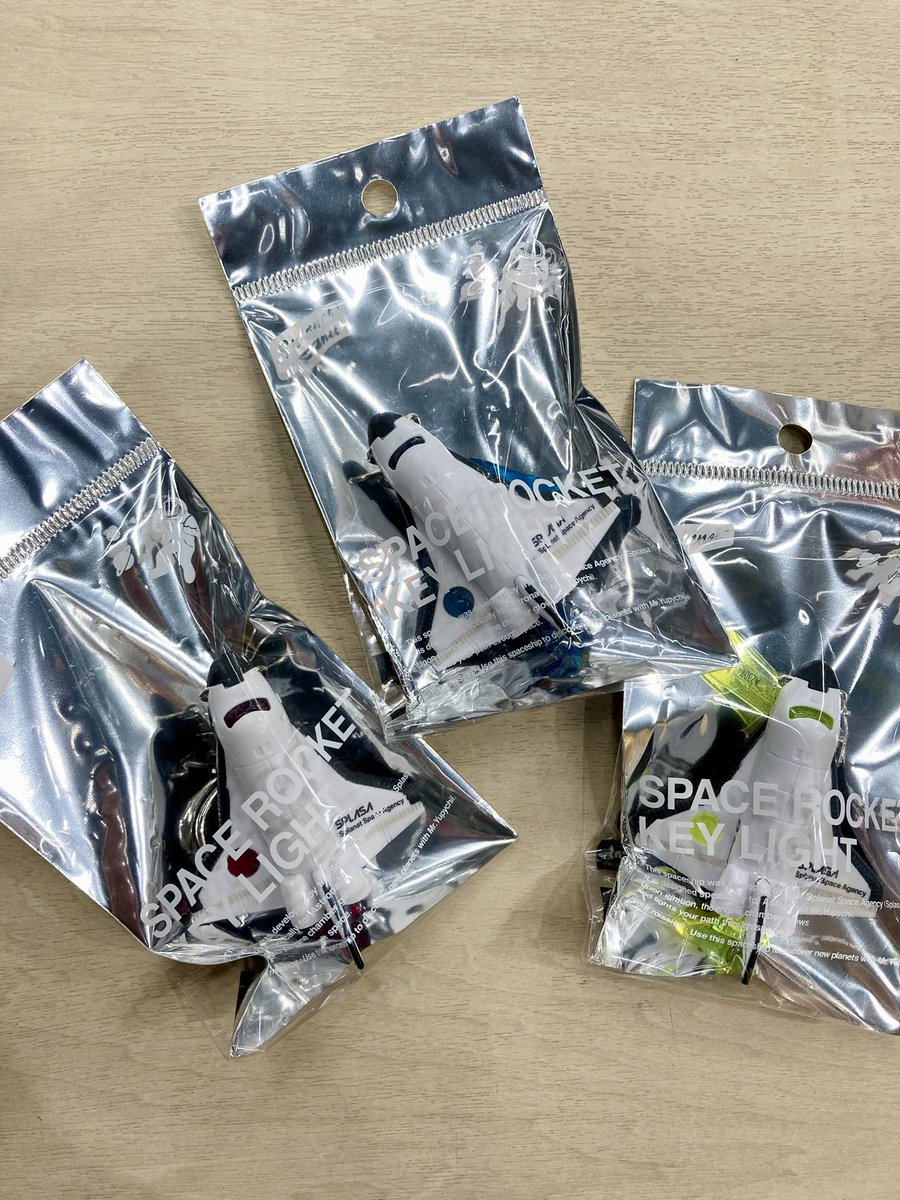 IdealNerima's tweet photo. 【おすすめ商品】

《Dreams Inc.》

SPACE ROCKET KEY LIGHT
　　　　　　　　　／858円（税込）

鮮やかな光で照らしてくれる、スペースロケット型キーライト🚀暗くて見えにくい玄関のドアや自動車の鍵穴を照らすのに適度な明るさです✨LR1130ボタン電池を3個使用します。 https://t.co/04Ff6f27Yz