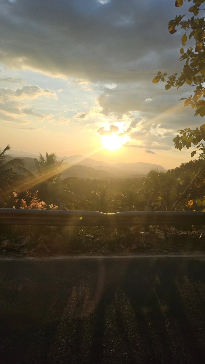 lunaberryx's tweet image. Even the mountains pause for moments like this 🌥️✨
#SriLanka #island