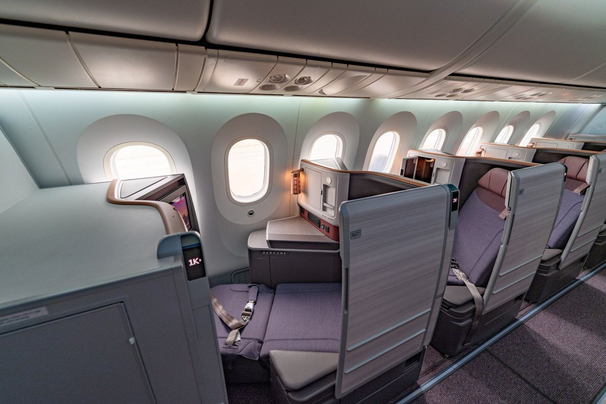 Vinamralongani's tweet image. Sharing these cabin photos of @airindia's 1st retrofitted B787-8, VT-ANT while sipping Corona in Singapore.
It seats 250 pax in a 3 class layout:
20 in Business (up from 18);
25 in Prem Eco (new cabin); &amp;amp;
205 in Economy (down from 241)
Cabins mirror the linefit B787-9.
#AvGeek
