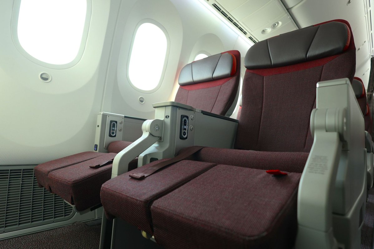 Vinamralongani's tweet image. Sharing these cabin photos of @airindia's 1st retrofitted B787-8, VT-ANT while sipping Corona in Singapore.
It seats 250 pax in a 3 class layout:
20 in Business (up from 18);
25 in Prem Eco (new cabin); &amp;amp;
205 in Economy (down from 241)
Cabins mirror the linefit B787-9.
#AvGeek