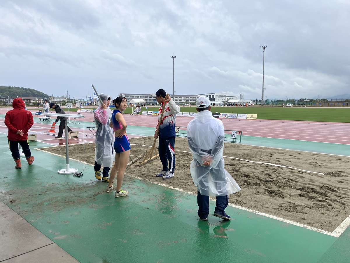 【九州インカレまで1ヶ月を切りました！🏃‍♂️💨】
天草陸上選手権2日目。 本日も5月の「第96回九州学生陸上」に向けた運営リハーサルを継続中！
選手の最高のパフォーマンスは、万全の準備から。 計測、誘導、放送…各セクションで連携を深めています。
5/8〜10、天草で最高のドラマを迎えましょう！✨
