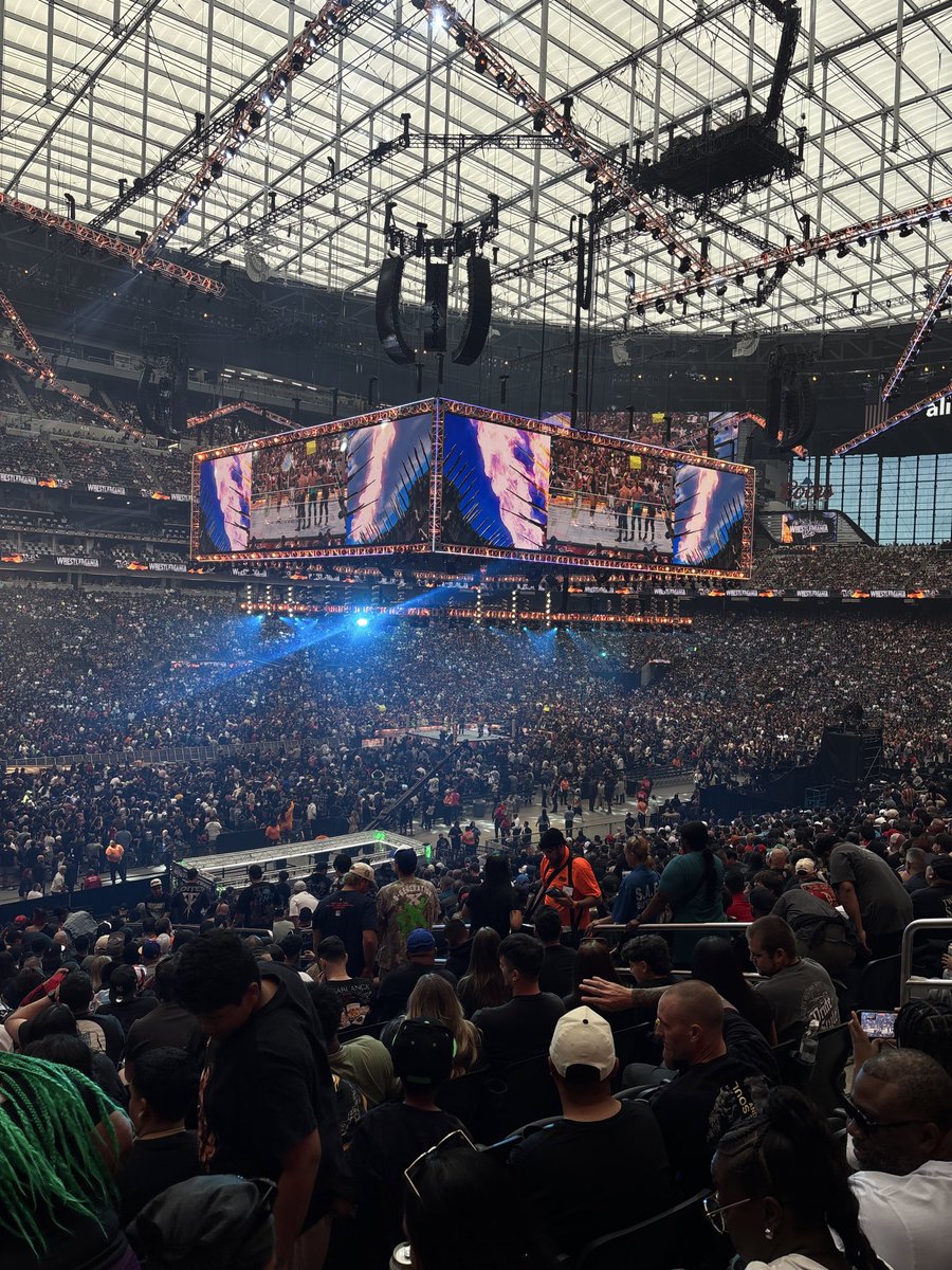 jza_702's tweet photo. Was there shit felt like a regular ep or raw 
👎🏼
short ass matches crowd couldn’t get into it because when we were the match suddenly ended nothing spectacular for the price they charge us might be the last show after tomorrow #wrestlemania https://t.co/d9CM7PoVJV