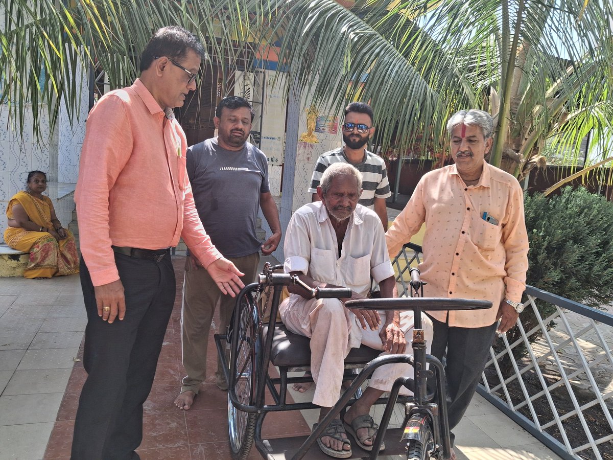 આજરોજ વિસાવદર મેડિકલ સાધન સેવા કેન્દ્ર  દ્વારા બદક ગામના દિવ્યાંગ વૃદ્ધશ્રી વલકુંભાઈ ભૂરાભાઈ ગીડાને ટ્રાઇસિકલ અર્પણ કરેલ