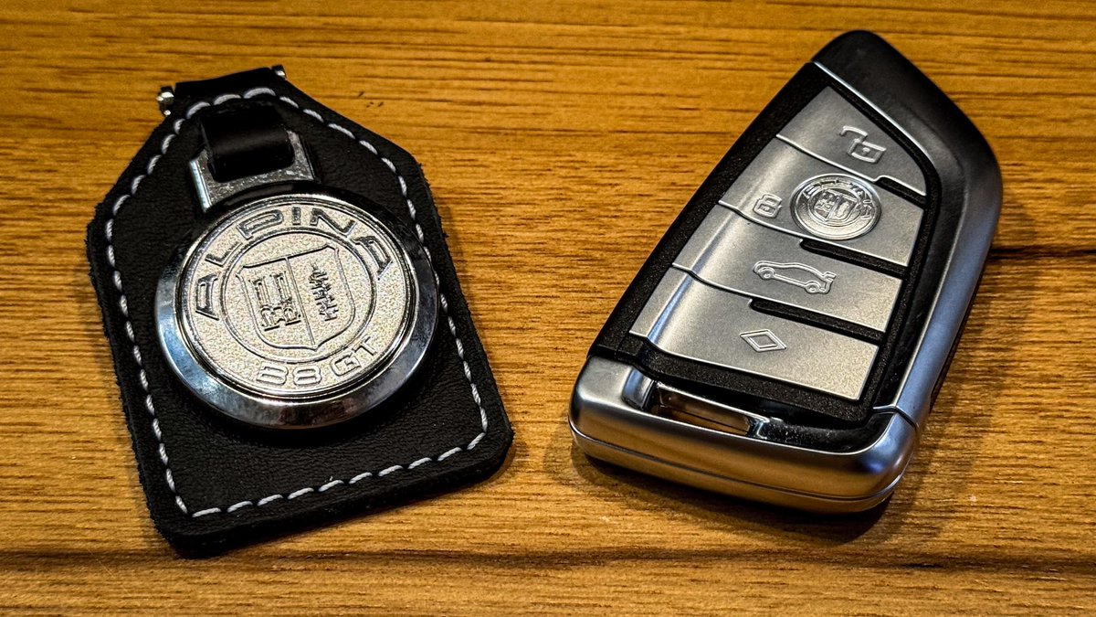 事前情報では知らなかった嬉しいサプライズがこのB8 GT専用キーホルダー。

40周年記念の限定キーホルダーに似ていますが、よく見るとB8 GTの刻印が😊

#ALPINA
#B8GT
#アルピナ