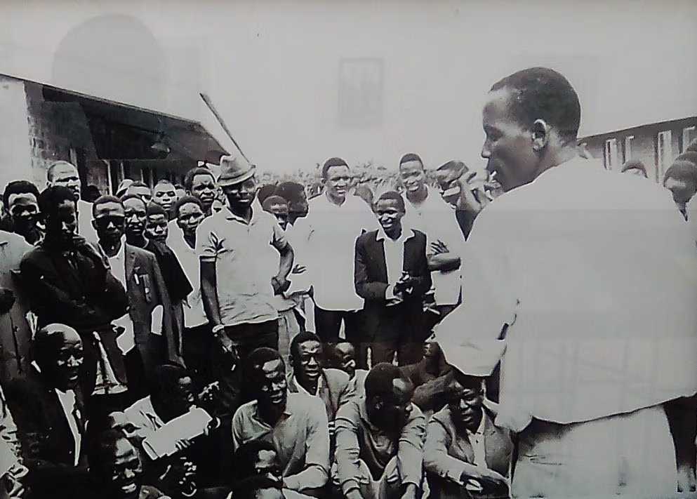 tafimhaka's tweet photo. 4/ 
Late 1974 — the Nhari Rebellion erupts. 
Frontline fighters accuse the High Command of: 
—Corruption &amp; misusing war funds 
—Sexual exploitation of female cadres 
—Neglecting the front 
—Promoting allies over capable officers  

The mutiny is crushed. But the mistrust deepens. https://t.co/cRmVLhEmQk