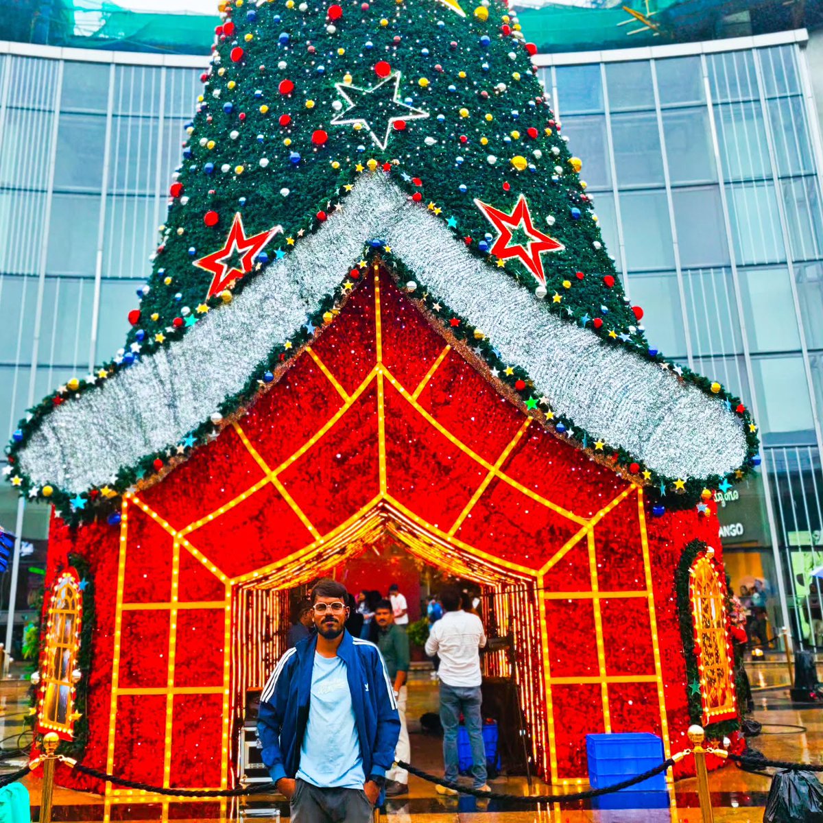 simplejeevan's tweet image. 🎄 Christmas vibes! Celebrating the festive season with the most stunning Christmas tree displays! ✨🎅

#Christmas #ChristmasTree #FestiveSeason #ChristmasVibes #HolidayMood #Xmas2025 #ChristmasDecor #HolidaySeason #MerryChristmas #FestiveDecor #ChristmasPhotography #HolidayVibe