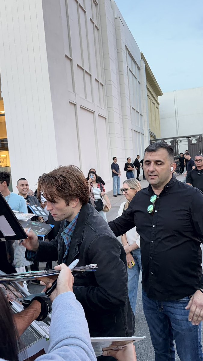 moviebuddyjb's tweet photo. Met Robert Pattinson tonight! And he is very nice to his fans! #robertpattinson #twilight #thedrama #thebatman #tenet #goodtime #themoviebuddy #dunepartthree https://t.co/NGztAOkE5V