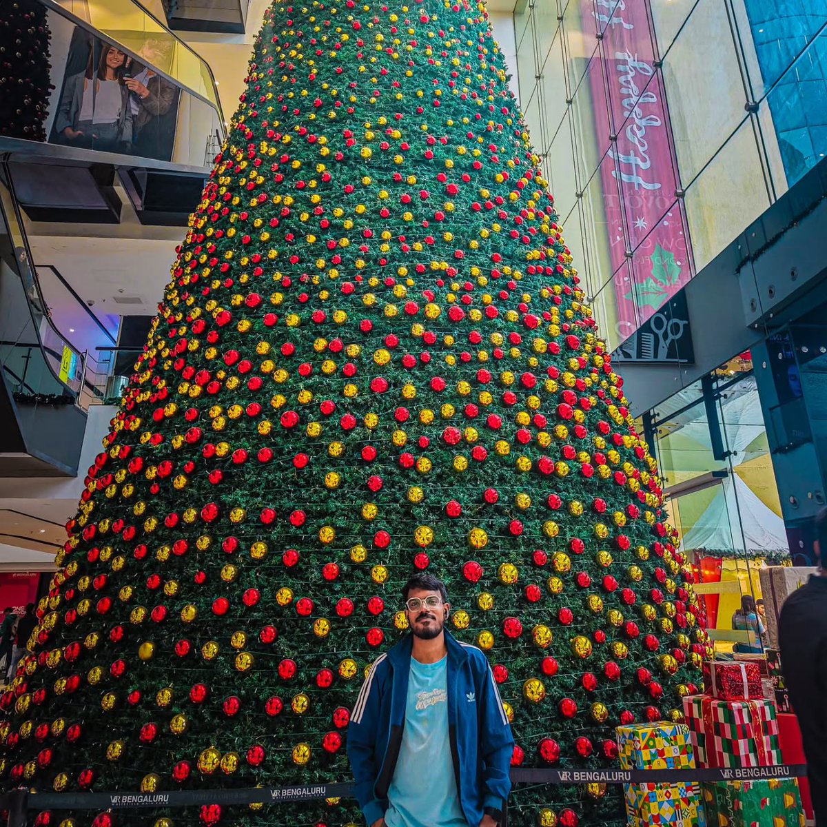 simplejeevan's tweet image. 🎄 Christmas vibes! Celebrating the festive season with the most stunning Christmas tree displays! ✨🎅

#Christmas #ChristmasTree #FestiveSeason #ChristmasVibes #HolidayMood #Xmas2025 #ChristmasDecor #HolidaySeason #MerryChristmas #FestiveDecor #ChristmasPhotography #HolidayVibe