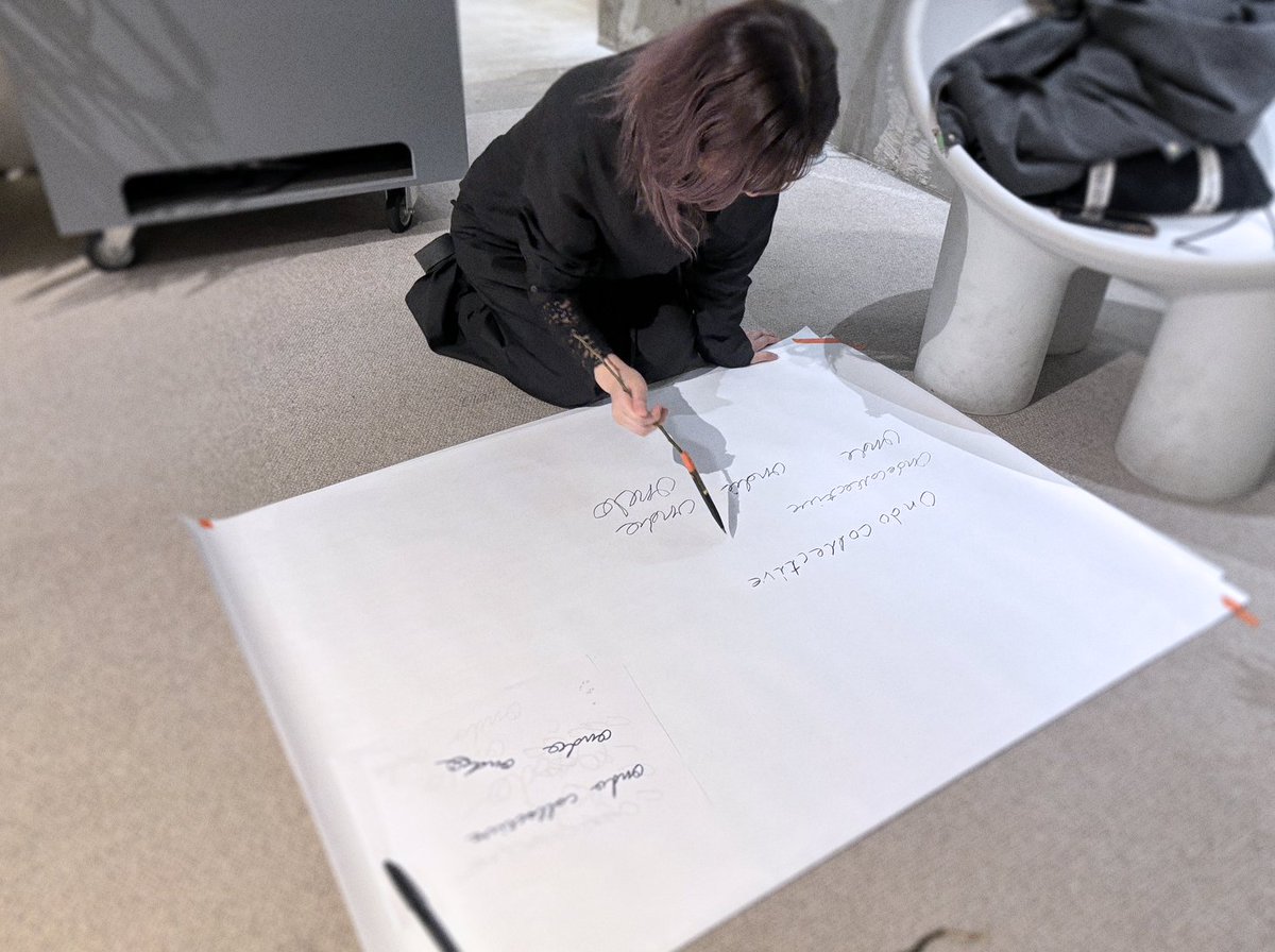 ishido97119085's tweet image. デザイナーさんのディレクションのもと、
KVに使う文字を書いているところ。
サインペンの間に枝を挟んで、
あえて筆跡を制御することで、
線に揺らぎや偶然性をつくっています。

こうして、少しずつ、
ひとつのビジュアルが立ち上がっていく。
#ondorebranding #designprocess