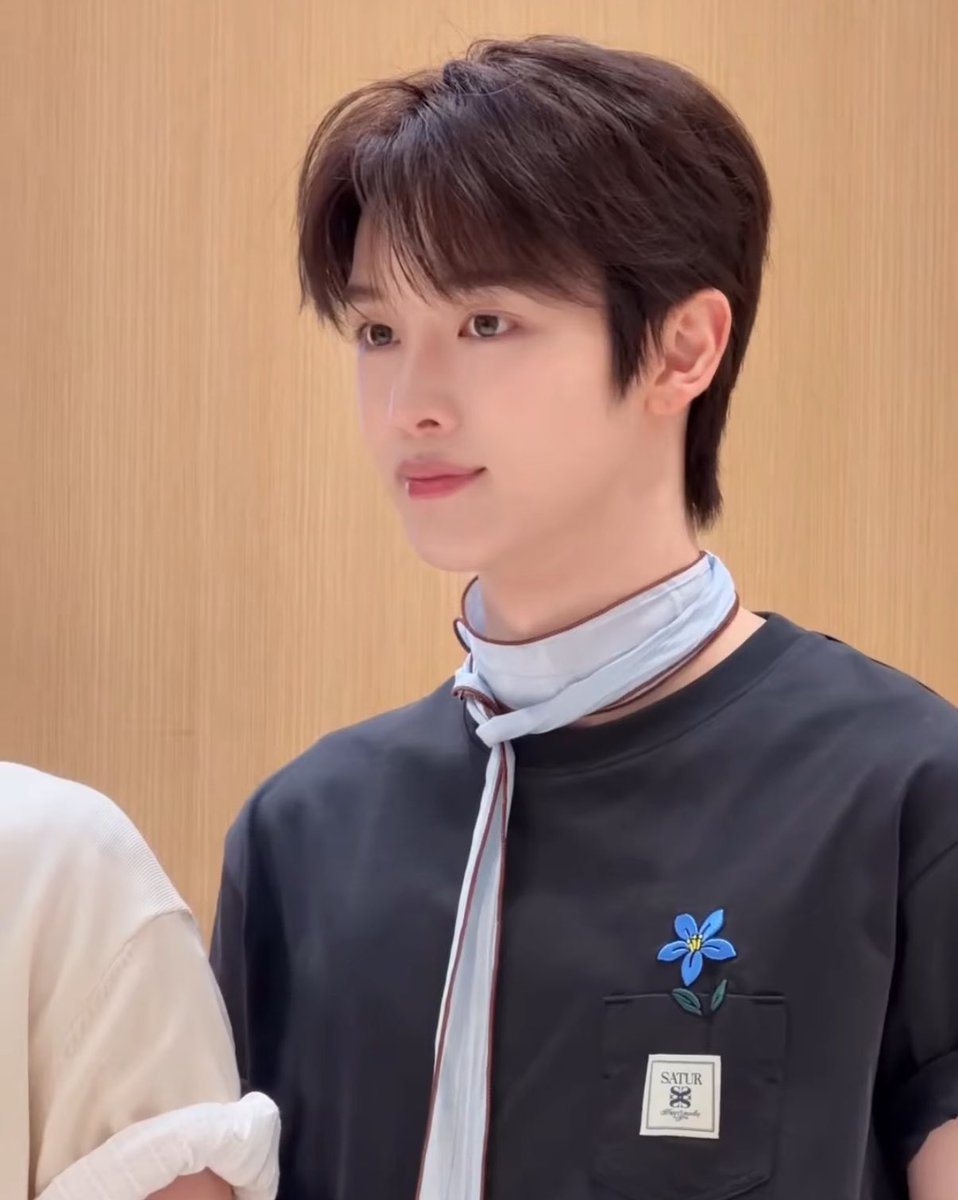 ตัดเรื่องโพออกไป ซองชานนางเป็นคนเครื่องหน้าเริ่ดเนอะ หน้าเข้ารูป ตากลม จมูกเล็ก ปากกระจับ โดยรวมแล้วหน้านางจิ้มลิ้มมากกกกกกกกกจริง ๆ แต่พอจะหล่อก็คือหล่อสาวกรี๊ดอะ พอน่ารักด็โคตะระน่ารักเลยครับ แล้วก็ไม่อายที่จะทำตัวน่ารักด้วย รักซองชานทุกเวอร์ชั่นเลย 😭🩷