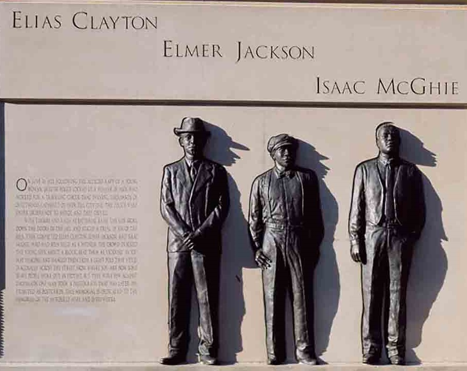 PecaKeles's tweet image. In 2003, the city of #Duluth erected a #memorial to 3 black men from the previous picture, who were lynched by their #WASP fellow citizens.
