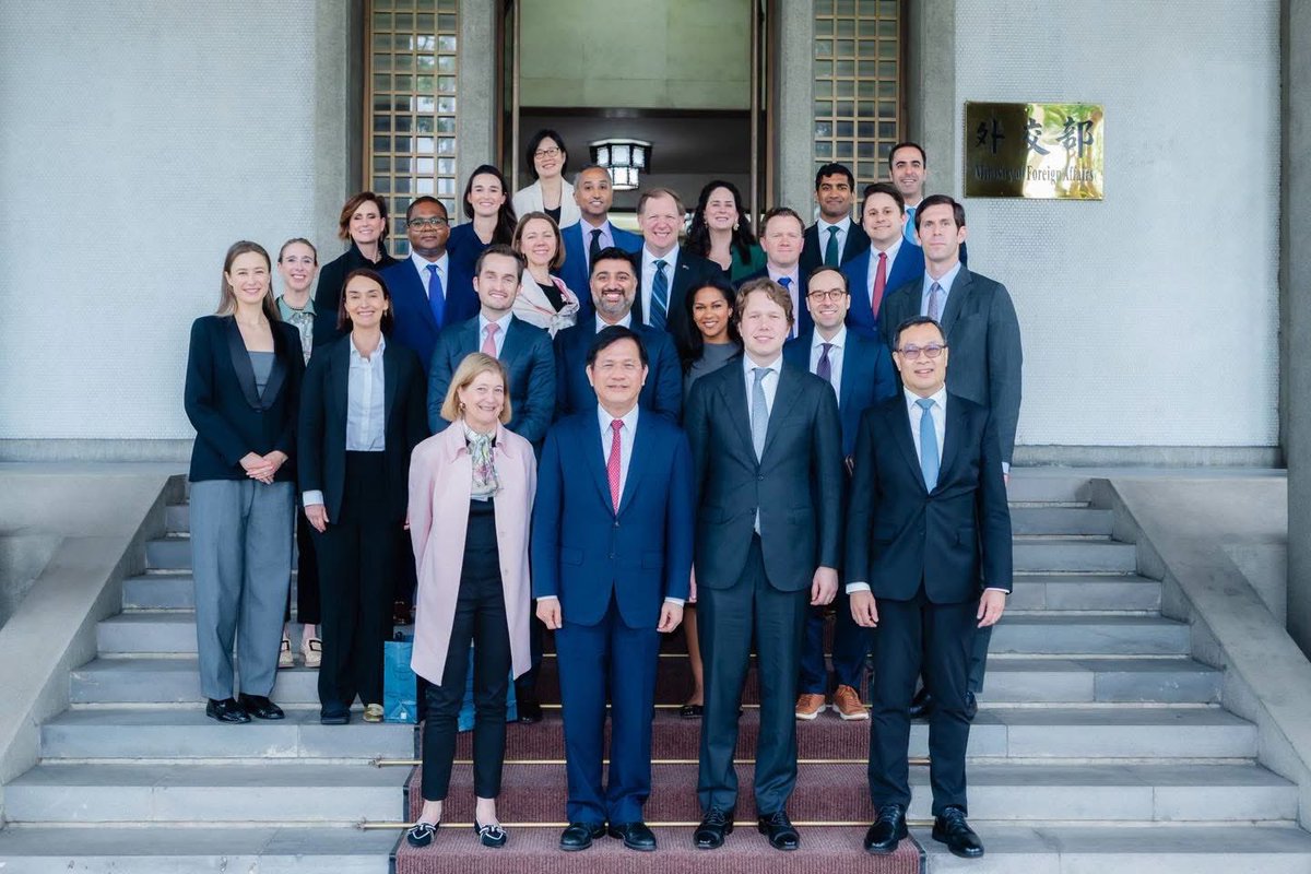 chia_lung's tweet image. Welcomed a #CFR delegation led by David Sacks. I highlighted Taiwan’s economic diplomacy and efforts to build resilient supply chains. Aligning #Taiwan, the #US and the #Philippines will strengthen resilience and advance regional peace and prosperity.