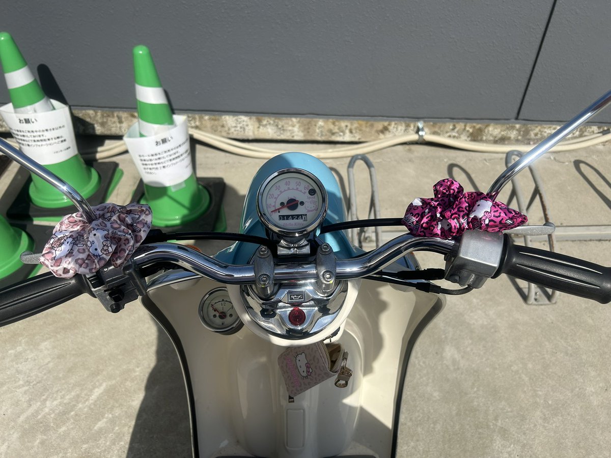 vino_kitty_5au's tweet image. 腰痛で自転車無理そうだったので用事を済ませにイオンへ🛵
#ヤマハ
#ビーノ
#ハローキティバージョン
#バイク
#原付