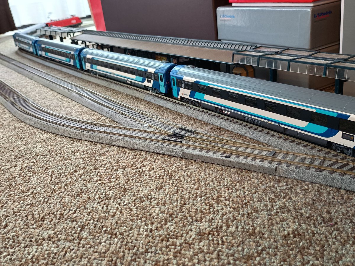 Yochan_Bahn's tweet photo. 手持ちの寄せ集めのユーロナイト風!
EuroNight -ish🇦🇹🇭🇺
ÖBB 1116 Taurus (Piko 57919-2)
& MÁV-START Passenger/Sleeping cars
(ACME/NMJ/LS Models products)
#東欧チャンピオンカーニバル
#俺のタウルス
#国境なき運転会
#欧州型H0よ
#night_train_Collection
#鉄道模型
#HOゲージ https://t.co/zP4dRKZY3m
