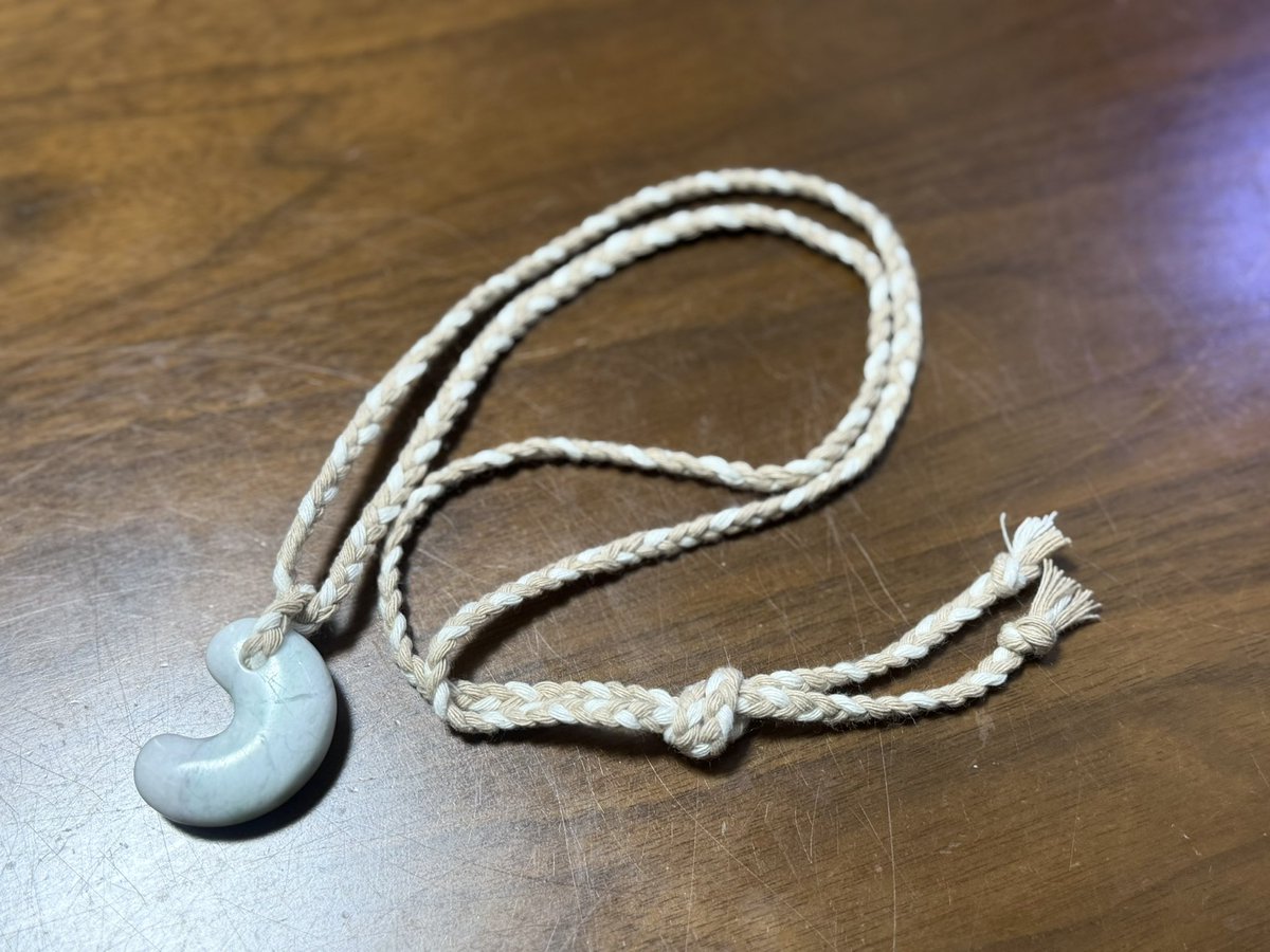 carbuncle_choco's tweet photo. 家にあった毛糸で即席ヒモ作って代用。
革紐買ってこよー。

次のハンターから身につけて行くぜ✨️ https://t.co/k0IcKKXdXq