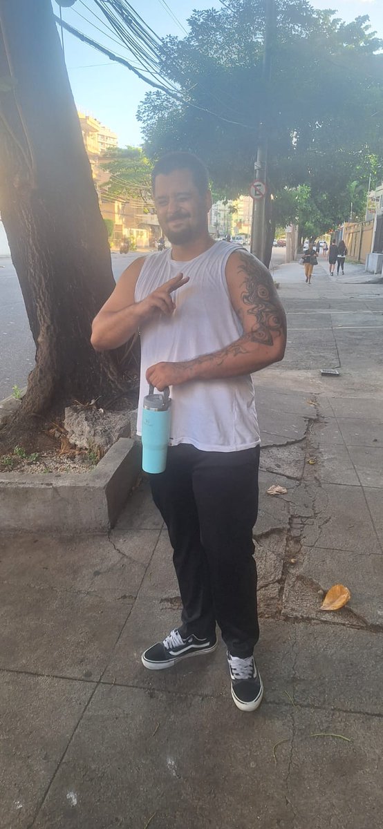 Enteudilherme's tweet photo. Tipo essas fotos tem 3 semanas de diferença, na primeira estava com 106kg, na segunda que foi tirada sexta eu estava com 92kg, creio que nesse pique até o próximo mês eu esteja bem próximo do meu objetivo https://t.co/VV4wkX5TVQ