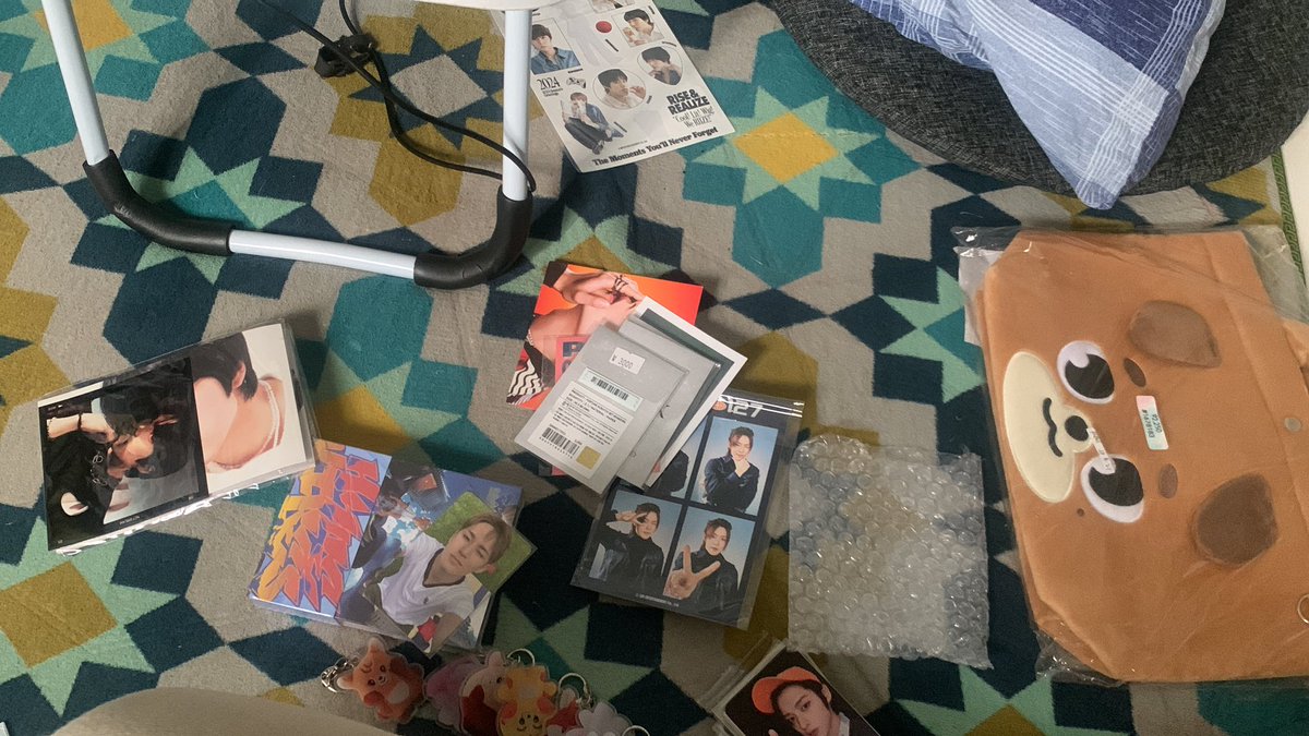deymmmm barang2 merch official sm unoff, album, pc banyak bgt bingung jualinnya gmn…..
belum yg di tangerang…..
HELP BGT SIH INI BANTU ABISIN DONG😭