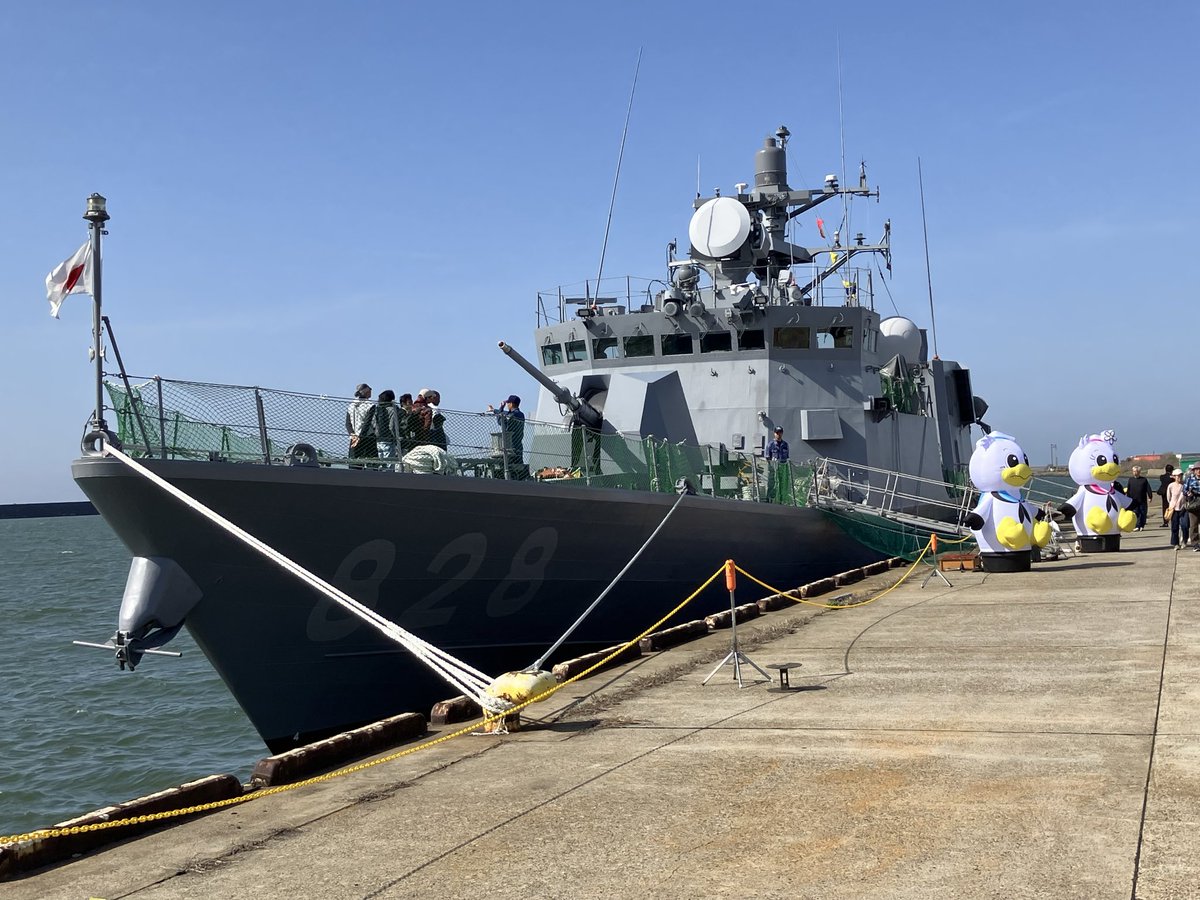 tooru_toru's tweet photo. ただ今、新潟西港にて、護衛艦あがのとミサイル艇うみたかを見学しています！！ https://t.co/epJ9A5qcPV