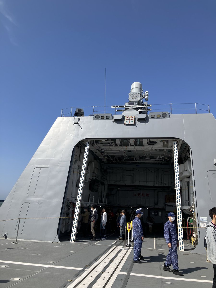 tooru_toru's tweet photo. ただ今、新潟西港にて、護衛艦あがのとミサイル艇うみたかを見学しています！！ https://t.co/epJ9A5qcPV