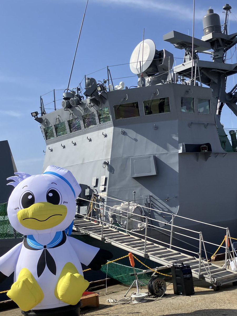 tooru_toru's tweet photo. ただ今、新潟西港にて、護衛艦あがのとミサイル艇うみたかを見学しています！！ https://t.co/epJ9A5qcPV