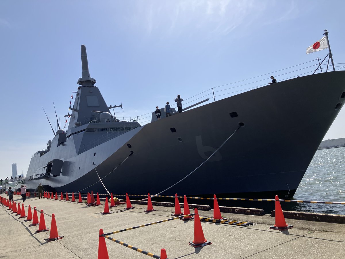tooru_toru's tweet photo. ただ今、新潟西港にて、護衛艦あがのとミサイル艇うみたかを見学しています！！ https://t.co/epJ9A5qcPV