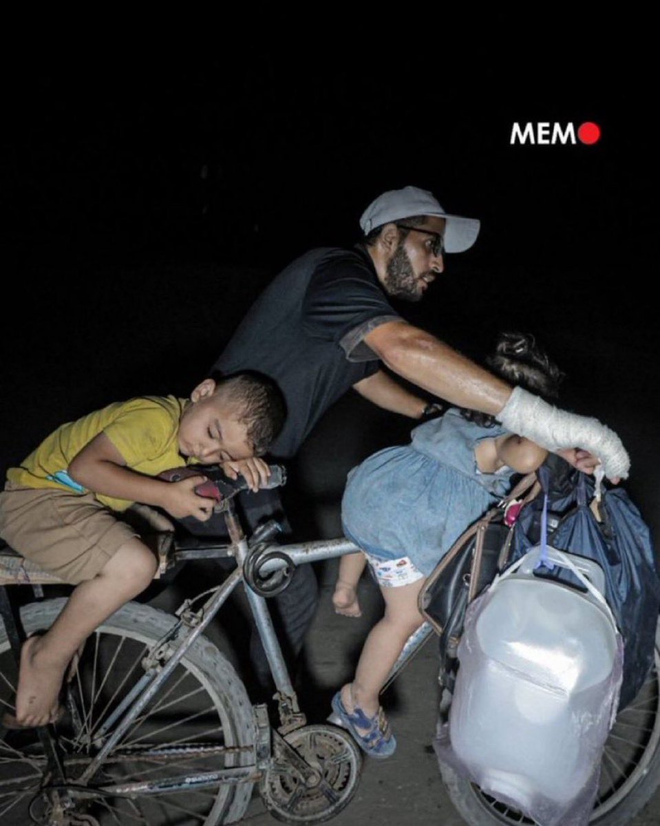 Fedaa03a's tweet image. In Gaza, suffering isn’t only what the world sees, it’s what remains hidden in hearts and homes. Displacement, fear, loss, and a resilience beyond words. There is pain no one knows… stories untold, tears unseen.  #Humanity