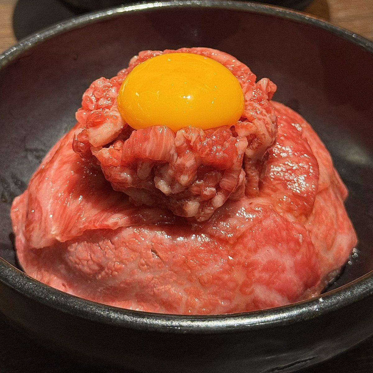 kiiuvaj's tweet photo. こことにかく生肉が美味しくて、肉寿司とWユッケ丼は行く時絶対食べる！！ https://t.co/XLCo0RC7Dc
