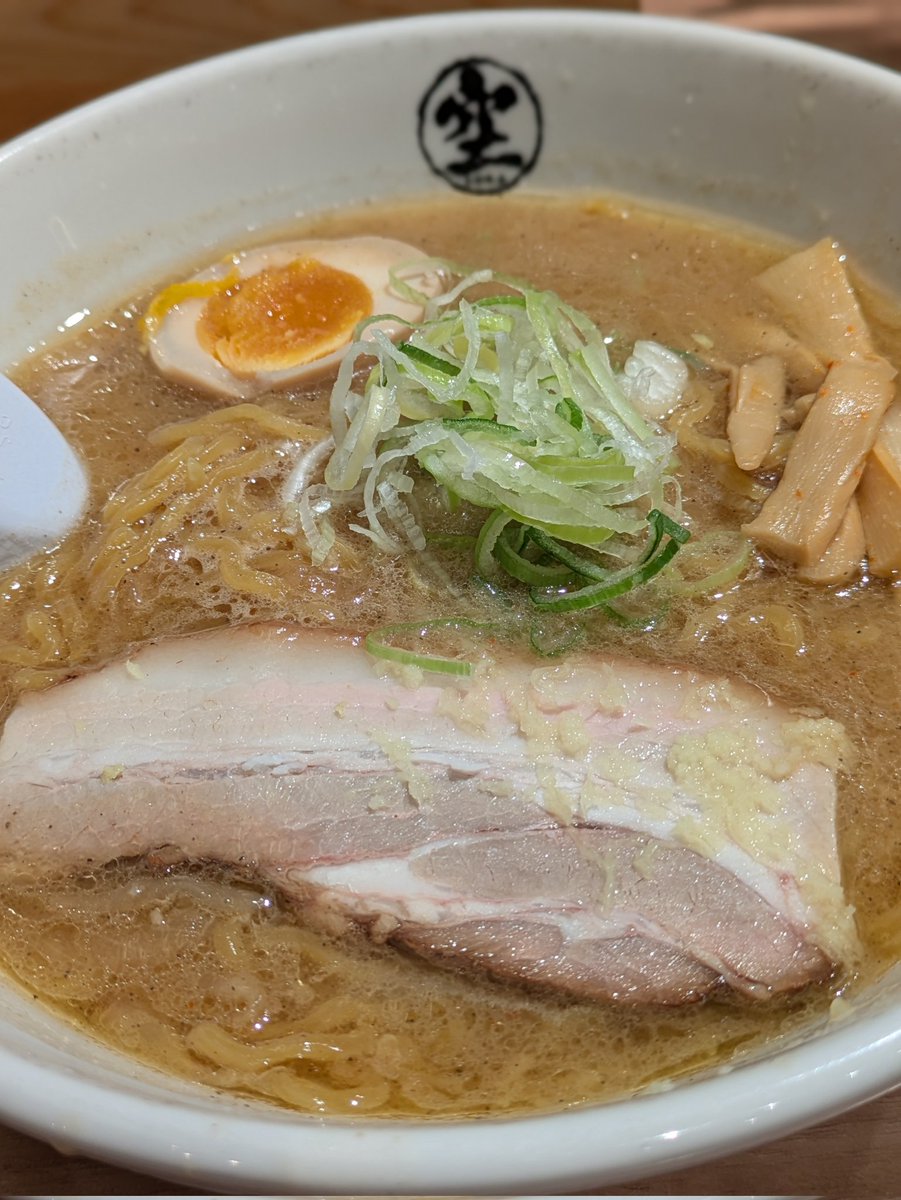 isnrny's tweet photo. とんがった部分を削って食べやすくした純すみ系という感じ
#らーめん空 https://t.co/ys2FMgHBef