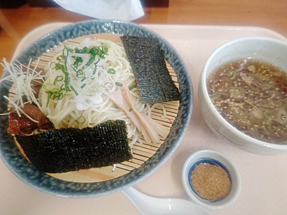 tabito_shoshoku's tweet photo. 加美郡色麻町 麺屋シキさんで🍜
赤魚中華と赤魚中華のつけ麺🍜
��付けのアコウダイ？メヌケ？旨味が有り白身でクセのない味が上品👍✨
細切された生姜が最高に合いますね！
つけ汁に中華のスープを頂き完飲👍😋ラーメンに乗った魚は初めてでしたが美味しかったです😋
美味しいラーメンご馳走様でした😊 https://t.co/ZDa9wKWyUv