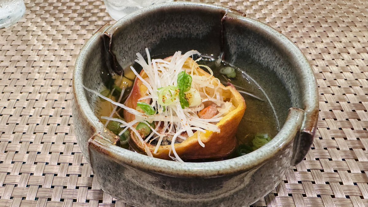 ichimugen's tweet photo. 今回の高知旅の食その2
呑んだ久礼
駅前通りにある久礼出身の大将が営む土佐料理店。コースにないウツボやめひかりやあおさの天ぷらを用意してくれたり、四万十鮎の大きさを教えてくれようと、わざわざ冷凍の袋詰めの鮎を開けて見せてくれたり、なんとも人好きで愉快な大将！必ずまた来ます！ https://t.co/n12bayhjbo