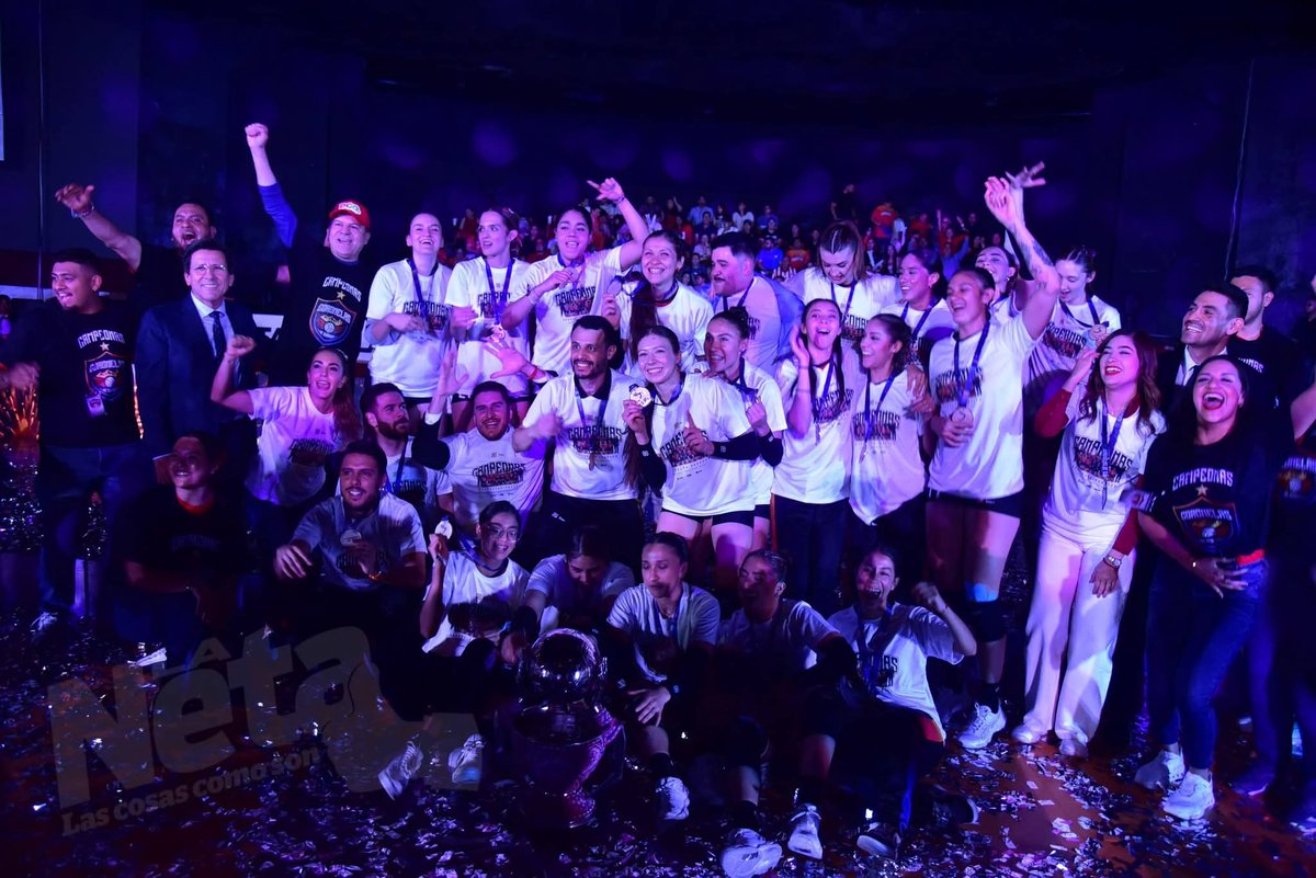 Las Coronelas de Durango hacen historia 🏆🇲🇽
Campeonas invictas de la Liga de Voleibol Profesional tras vencer a Tapatías de Jalisco.
Figura clave: Daniela Barraza 💪
El trofeo histórico fue entregado por Jesús Perales Navarro.