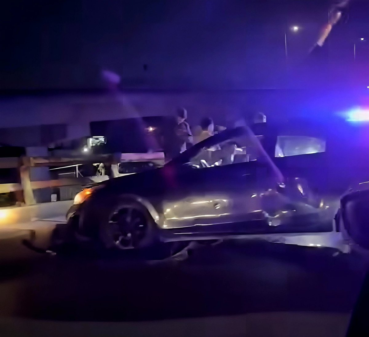 EdoMexInf's tweet image. Abr 18, 2026 | 11:15 pm | EDOMEX | Se registra un accidente sobre el puente de Los Morales, Cuautitlán. Preliminarmente el conductor estaría en estado de ebriedad. Elementos de la policía acudieron al lugar.
#Accidente #Choque #EdoMex