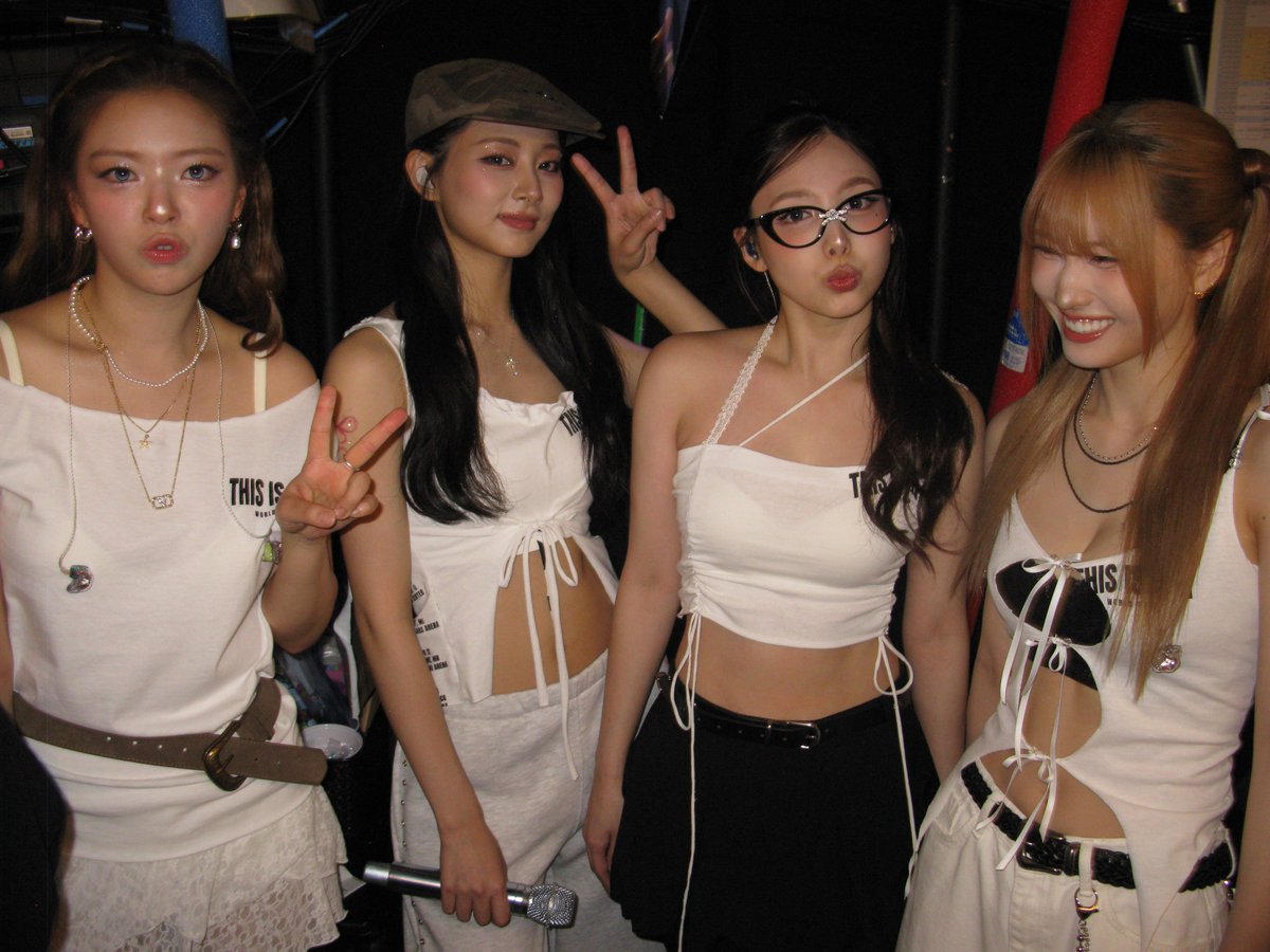 ؘlica vai ver o bts tweet media