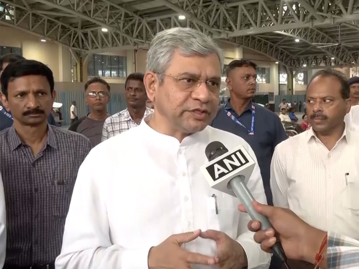 ani_digital's tweet image. Union Minister Ashwini Vaishnaw calls 3DGS semiconductor plant foundation in Odisha a "historic day", says state emerging as "IT hub"

Read @ANI Story | aninews.in/news/national/…

#AshwiniVaishnaw #3DGS #SemiconductorPlant #Odisha