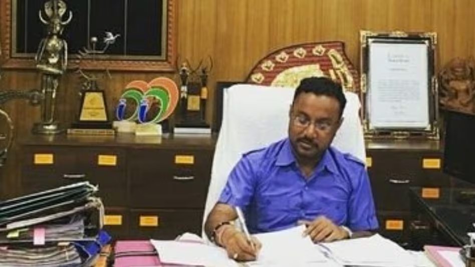 aajtak's tweet image. कोयला स्कैम में निलंबित IAS ऑफिसर की 4 करोड़ की संपत्ति जब्त कोयला घोटाले में निलंबित आईएएस अधिकारी समीर विश्नोई की 4 करोड़ रुपये की संपत्ति जब्त की गई है. जांच में 9 अचल संपत्तियों की पहचान हुई है.

पूरी खबर  intdy.in/sjritb

#CoalScam #IASOfficer #SameerVishnoi