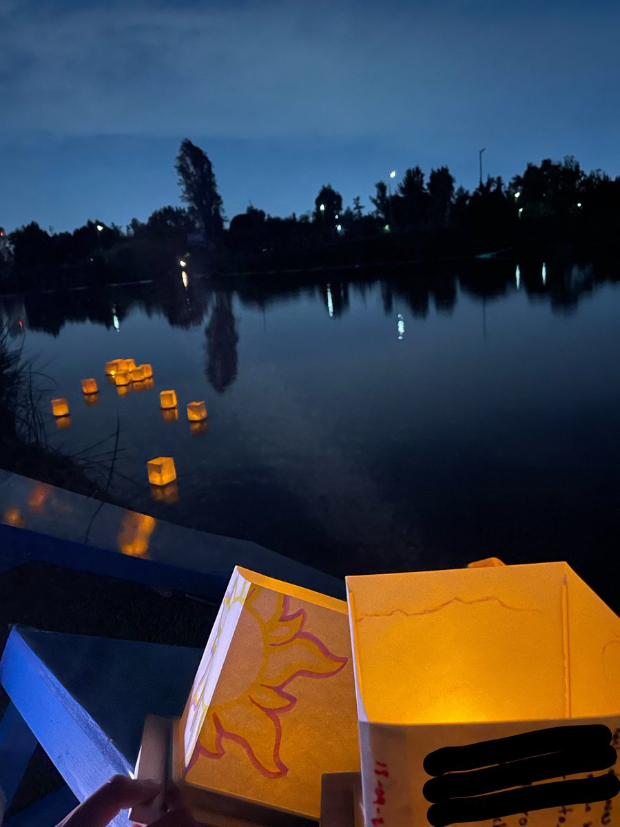 Ver las linternas flotantes siempre había sido mi sueño ideal… aún hay muchas primeras veces que me faltan por vivir 🥹💜