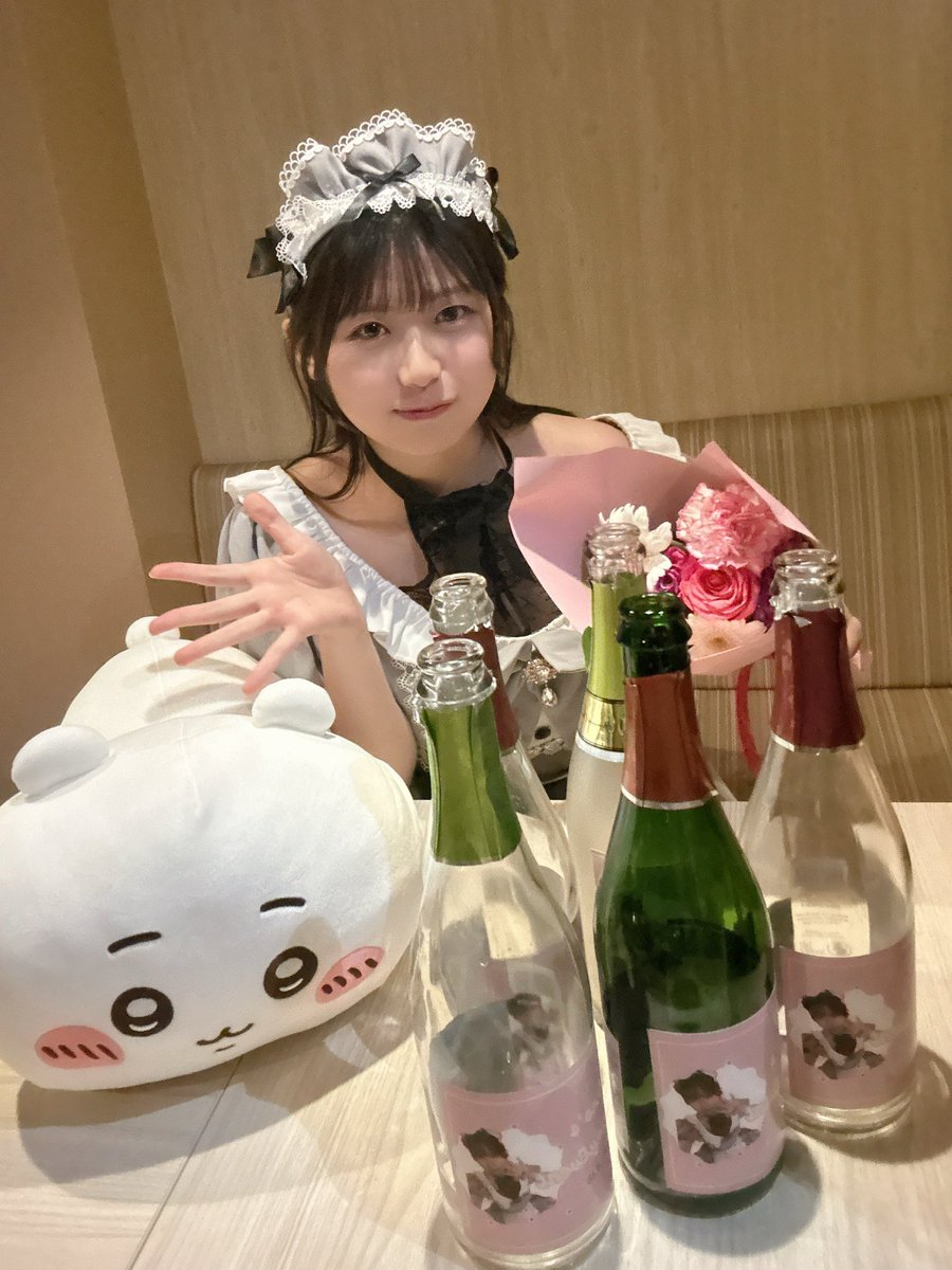 4/18
なの生誕イベお越しいただきありがとうございました❣
乾杯チェキポン！たくさんのお祝いありがとうございます👶🏻💖衣装めちゃ褒められて嬉しい！！
キャストさんも色々と助けていただき…；；♡お菓子にバースデーソングもありがとうございました😂