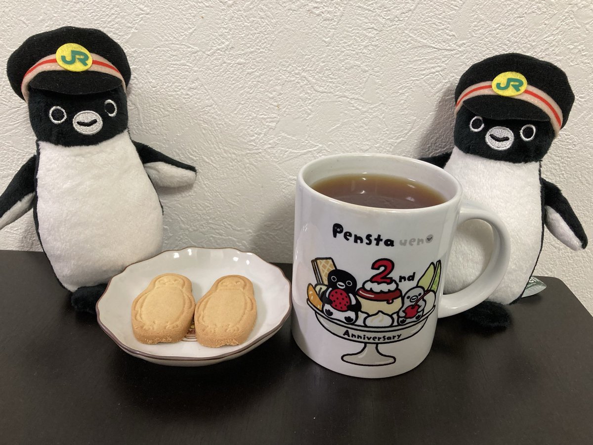 ハロペンさんです🐧

駅員ペン1号2号氏より今日のおやつ紹介🐧

3/末の東京行きで購入したクッキー🍪

数年ぶりにストレスで胃が痛くなったぬし。
今日はいつもに輪をかけてゆっくり過ごします。

🐧：明日からがんばるために今日はしっかり休息だね。

はーい😊