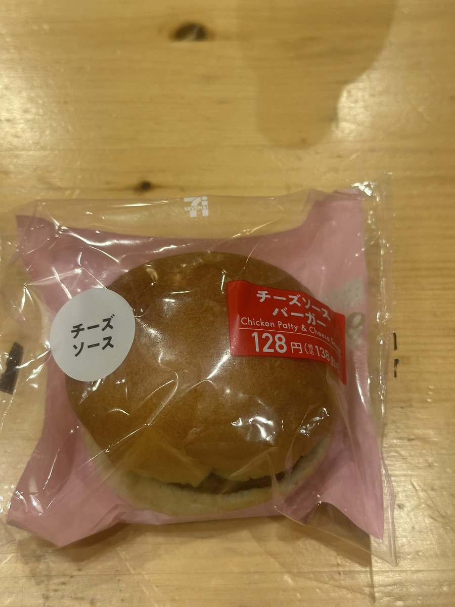 pirlo05050505's tweet photo. セブンのこれやばい

袋少し空けて500wで30秒

からの半分にカット

サラダ油をフライパンにひいて
断面をしっかり焼いて仕上げにバター

めちゃくちゃおいしいです

最初からバターだと焦げちゃうので

サラダ油からで https://t.co/opm2AizpBM