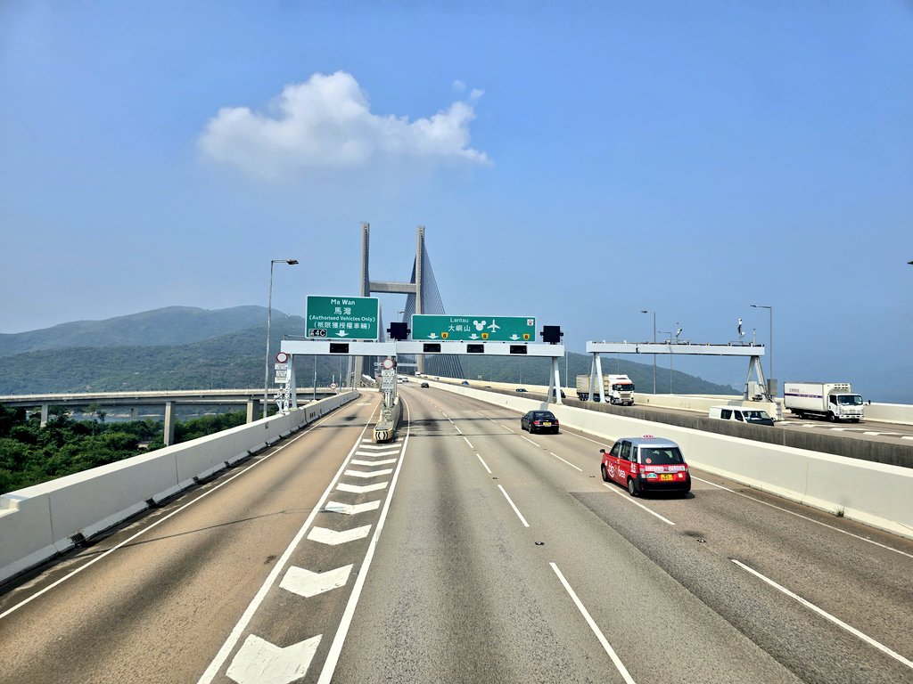 nonstopeurotrip's tweet image. I took the A38 Airport Express bus from my hotel to #HKG airport this morning as I was no where near the train stations 🚍 Also just €2.50 for this 40 minute trip with #BusWindowViews to die for 🥰🇭🇰 #HongKong #NonstopEurotrip