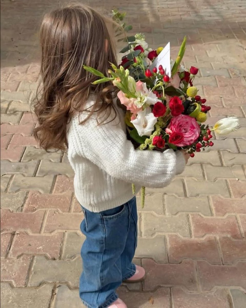 KocariYasaDa's tweet image. Adil and Alenya surprised Esme with flowers ✨💗🌸🎀
#EsDil #EsDilEl #TaşacakBuDeniz