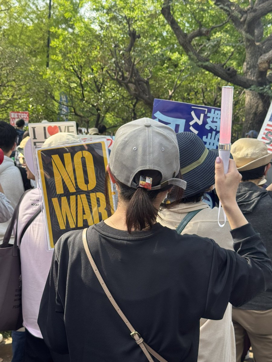 kabototto's tweet image. 安保法制の時以来10年ぶりの国会前のデモ。霞ヶ関の駅には普段見かけない若い人たちが続々と降りてくる。
それを見ただけで鳥肌が立って涙が出そうになる。改憲、戦争に反対する一つ一つの声。大きなうねりになりますように。

#国会正門前大行動０４１９ 
#平和憲法を守る0419
#改憲発議絶対させない