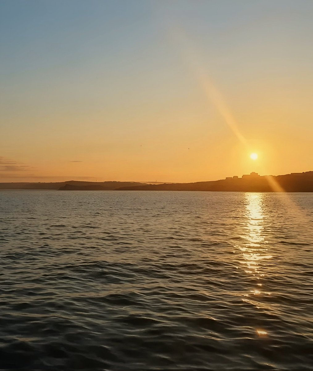 CornwallK8's tweet image. Helloooo Sunday!🌅
#Cornwall #StormHour #SundayVibes #GoodMorning #Sunrise