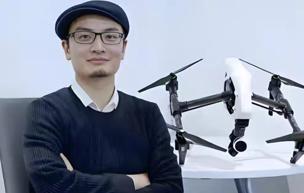 大疆创始人汪滔消失十年，如今露面爆内情，大疆年赚800亿太亮眼

谁也没想到，在消失了整整十年之后，那个曾经放言“这个世界笨得不可思议”的硬核天才汪滔，会以一种近乎“自我解剖”的方式重新回到公众视野

2026年4月，一场长达19个小时的马拉松式深度采访，打破了这位大疆教父长达十年的沉默