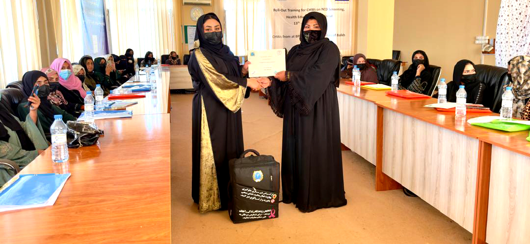 WHOAfghanistan's tweet image. @WHOAfghanistan trained 55 Community Health Workers in Balkh Province including 43 women, to strengthen early #detection and #referral of #noncommunicable #diseases.
The training focused on hypertension, diabetes, chronic respiratory disease and common cancers—helping bring