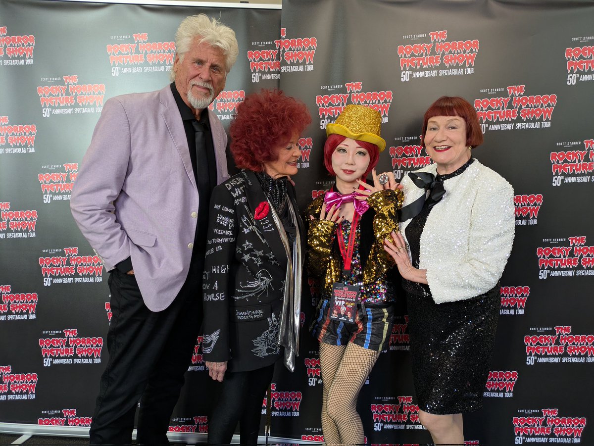gomgmg3's tweet photo. 4/17RHS 50th Anniversary Spectacular Tour Brighton へ💋
オリジナルキャストの3人と写真を撮れて嬉しかった！日本から来た事を伝えたらバリーボストウィックとパトリシアクインはめっちゃ驚いてて、ネルはなんと以前お会いしたことを覚えてくださって、ステージで紹介してくれて感無量だった。 https://t.co/LnBw1vqPjQ
