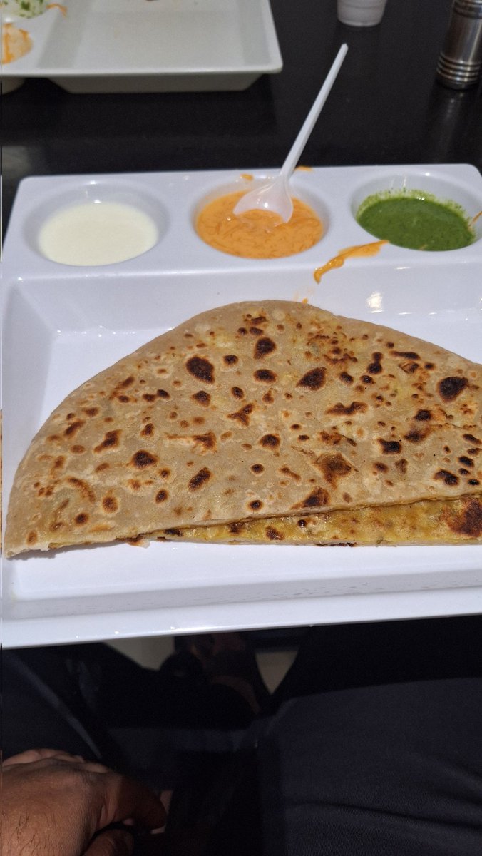 MobinMohammad's tweet image. Come join me for breakfast nothing beats a piping hot Aloo Paratha to start the day  It's served with fresh curd and spicy chutneys the ultimate comfort meal...😋😍

​#BreakfastTime #AlooParatha #DesiFood #GoodVibes #FoodieLife
