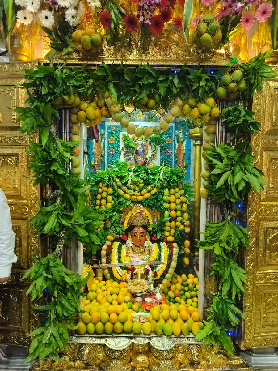 timesofindia's tweet image. #InPics | On the occasion of Akshaya Tritiya, the historic #MumbadeviTemple was beautifully adorned with #mango decorations, adding a vibrant touch to the sacred atmosphere.

#AkshayaTritiya #Mumbadevi #Mumbai #Devotion #TempleDecor
