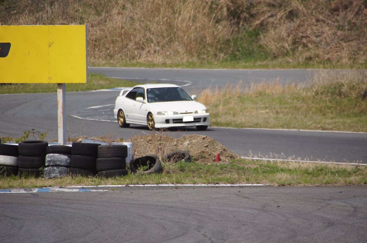 DCDB19's tweet photo. 父親が使ってたなんか良さげなカメラを娘にあげたらサーキットについて来てくれるようになりました。しめしめ。 https://t.co/mgNE8buNQ1