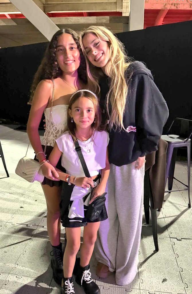 Tini hoy al finalizar su show en rosario con mia y pia hijas de angel dimaria y Jorgelina 🥹🛸🩵🤍 
selección!!! Familia 🇦🇷🩵🤍🩵